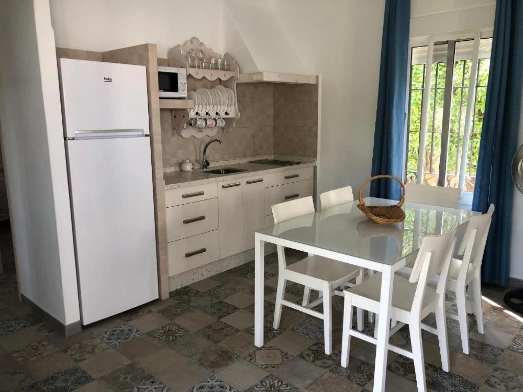 Apartamentos Cala Isabel Zahora Luaran gambar